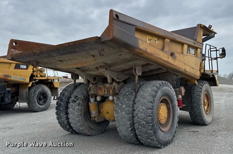 image for item DT0711 2004 Caterpillar 769D haul truck