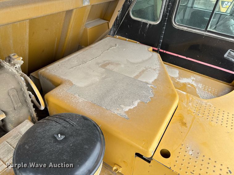 image for item DT0711 2004 Caterpillar 769D haul truck