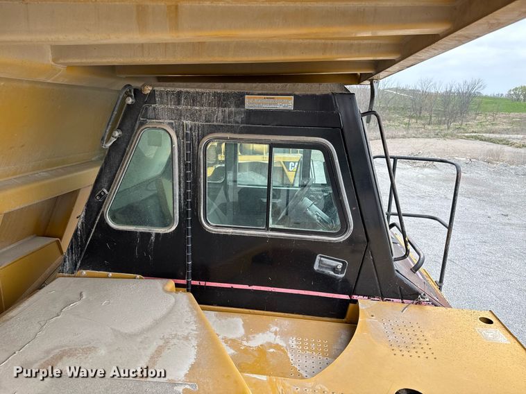 image for item DT0711 2004 Caterpillar 769D haul truck