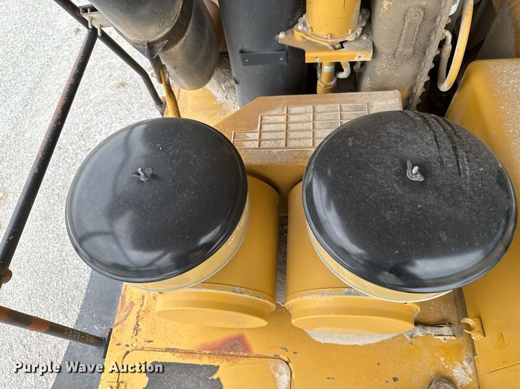 image for item DT0711 2004 Caterpillar 769D haul truck