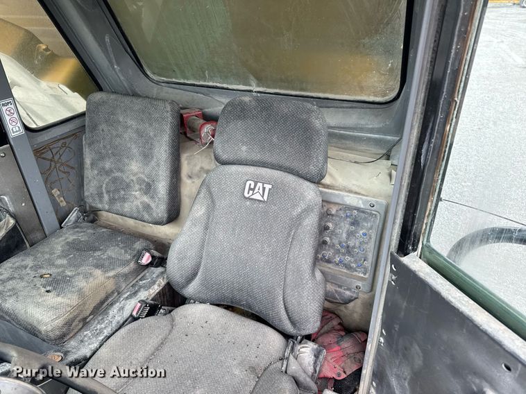 image for item DT0711 2004 Caterpillar 769D haul truck