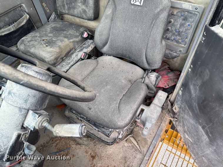 image for item DT0711 2004 Caterpillar 769D haul truck