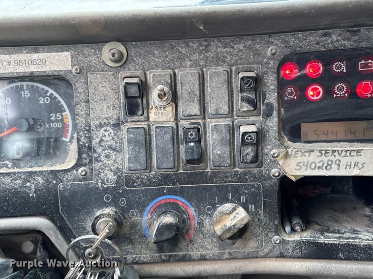 image for item DT0711 2004 Caterpillar 769D haul truck