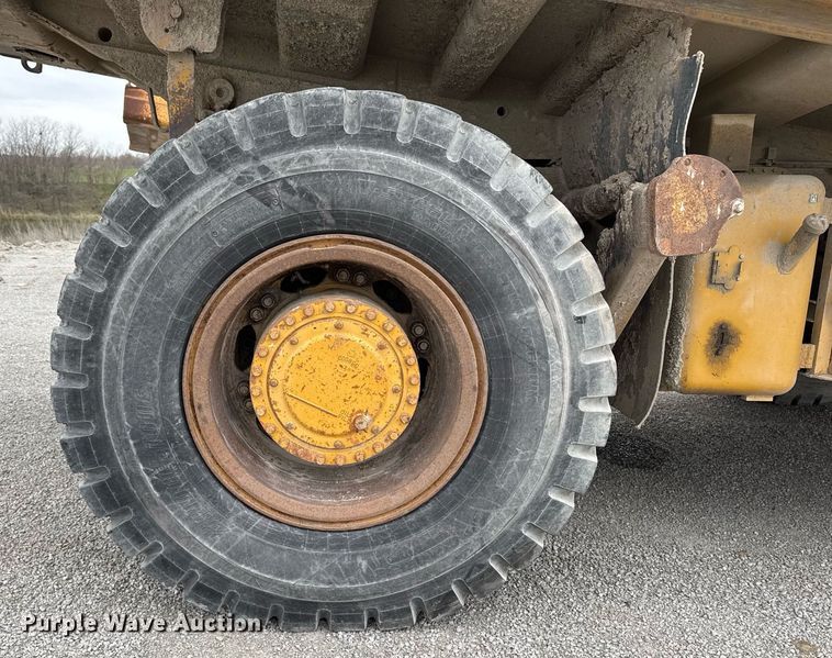 image for item DT0711 2004 Caterpillar 769D haul truck