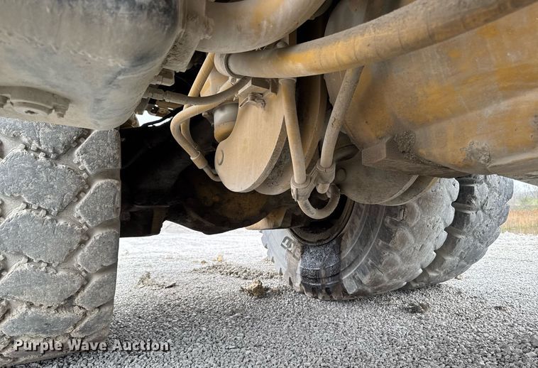 image for item DT0712 2001 Caterpillar 769D haul truck