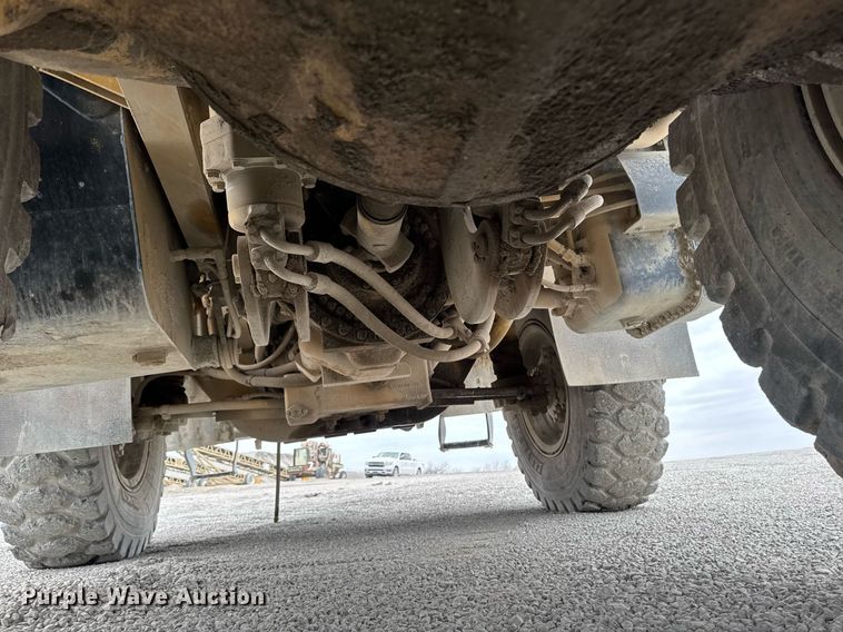 image for item DT0712 2001 Caterpillar 769D haul truck