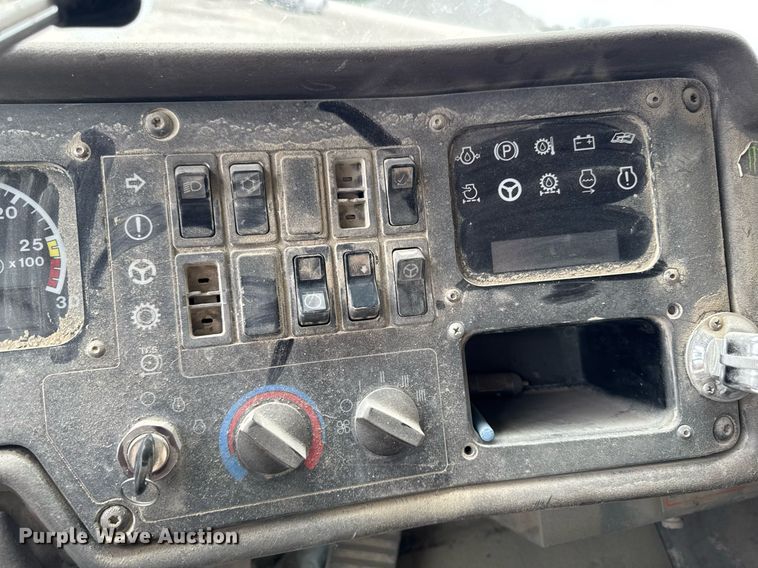 image for item DT0712 2001 Caterpillar 769D haul truck