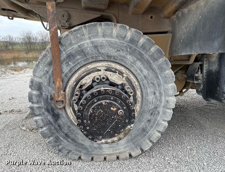 image for item DT0712 2001 Caterpillar 769D haul truck