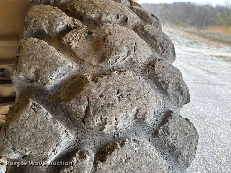 image for item DT0712 2001 Caterpillar 769D haul truck