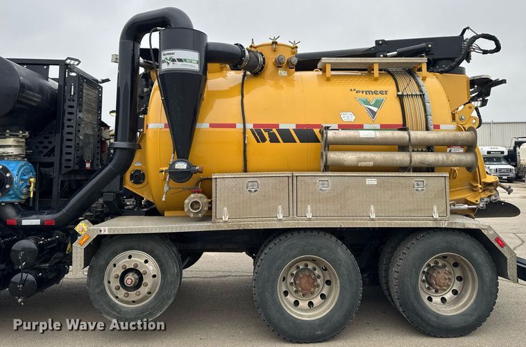 image for item DT0713 2021 Kenworth T880 hydrovac truck