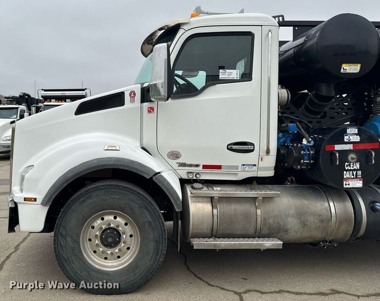 image for item DT0713 2021 Kenworth T880 hydrovac truck