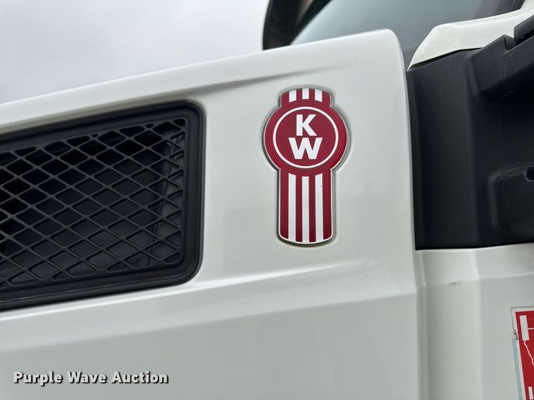 image for item DT0713 2021 Kenworth T880 hydrovac truck