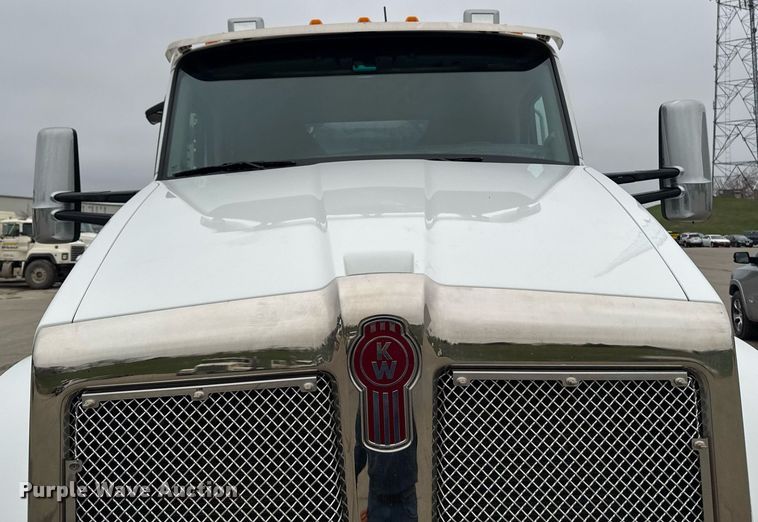 image for item DT0713 2021 Kenworth T880 hydrovac truck