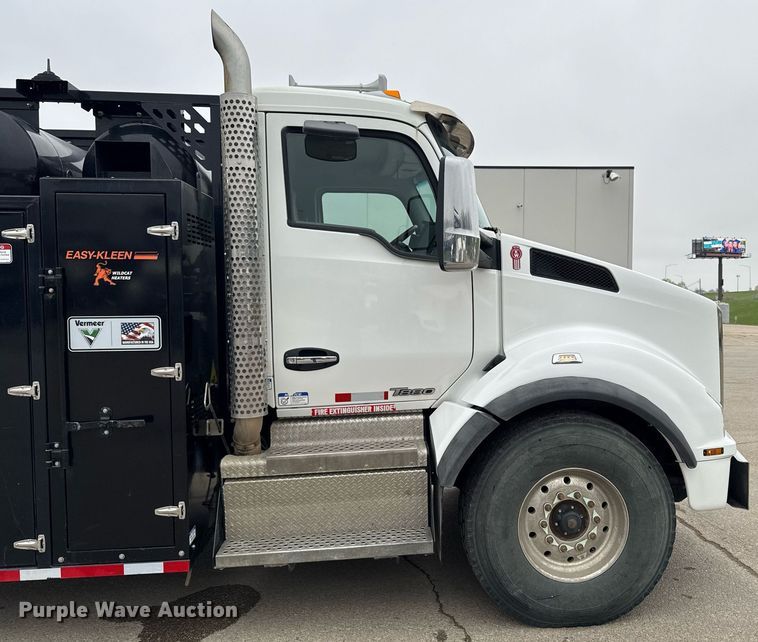 image for item DT0713 2021 Kenworth T880 hydrovac truck