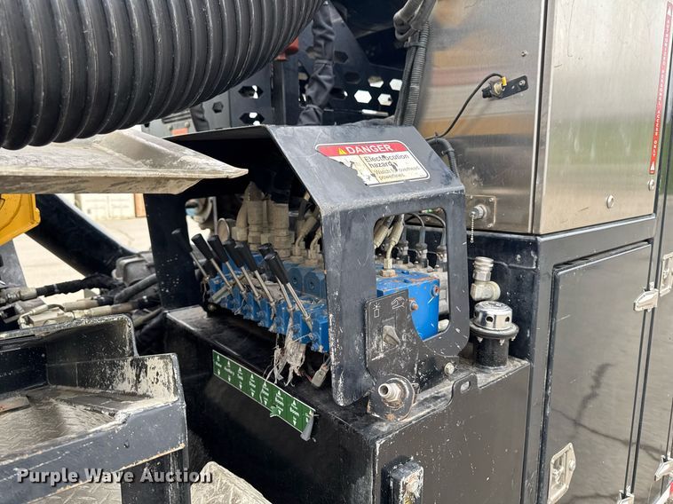 image for item DT0713 2021 Kenworth T880 hydrovac truck