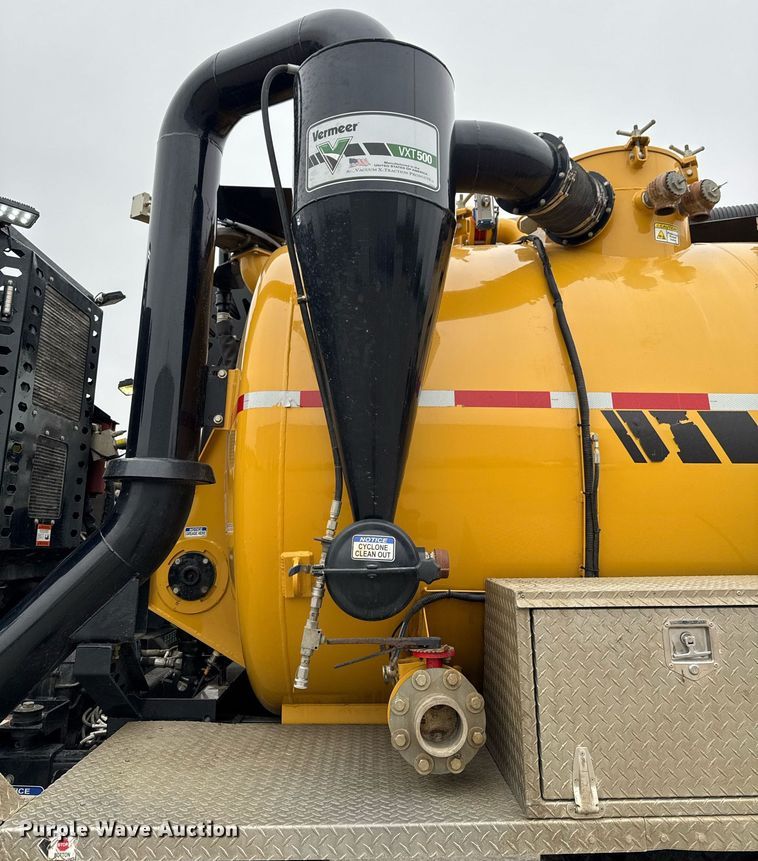 image for item DT0713 2021 Kenworth T880 hydrovac truck