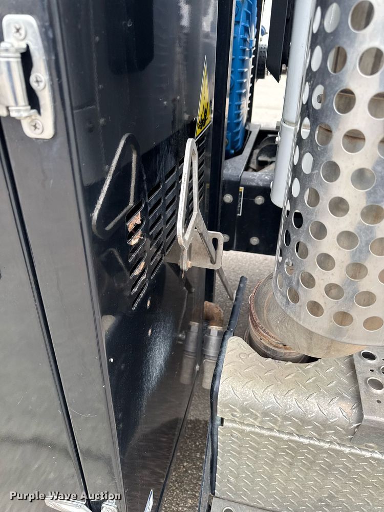 image for item DT0713 2021 Kenworth T880 hydrovac truck