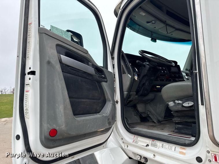 image for item DT0713 2021 Kenworth T880 hydrovac truck