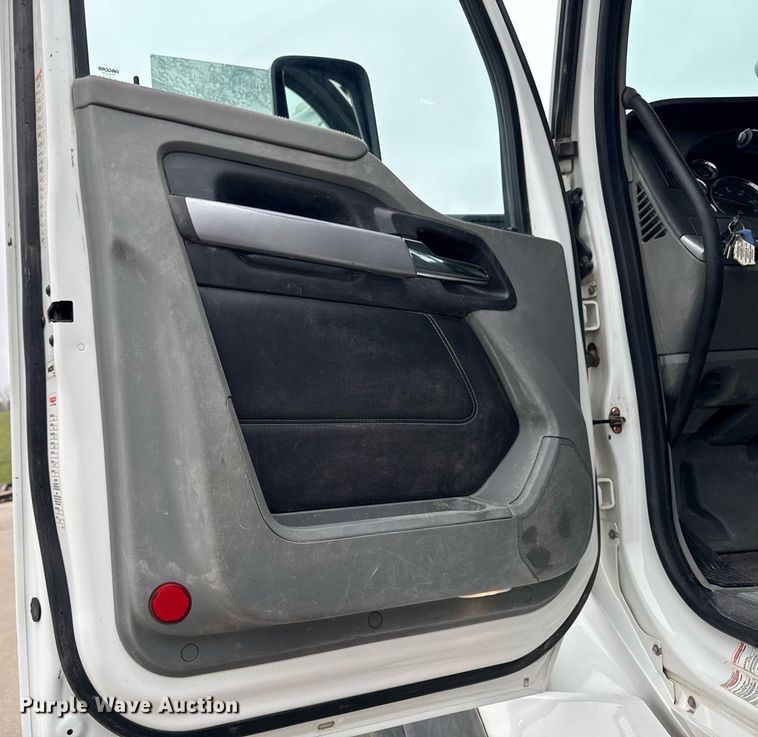 image for item DT0713 2021 Kenworth T880 hydrovac truck