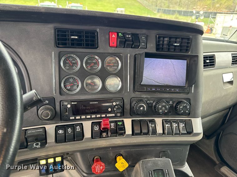 image for item DT0713 2021 Kenworth T880 hydrovac truck