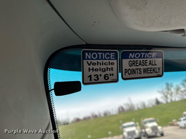 image for item DT0713 2021 Kenworth T880 hydrovac truck