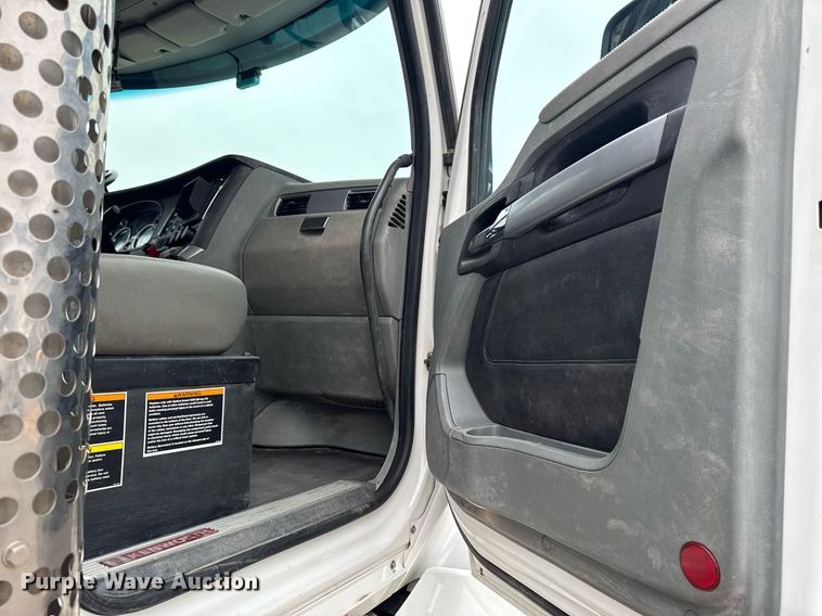 image for item DT0713 2021 Kenworth T880 hydrovac truck