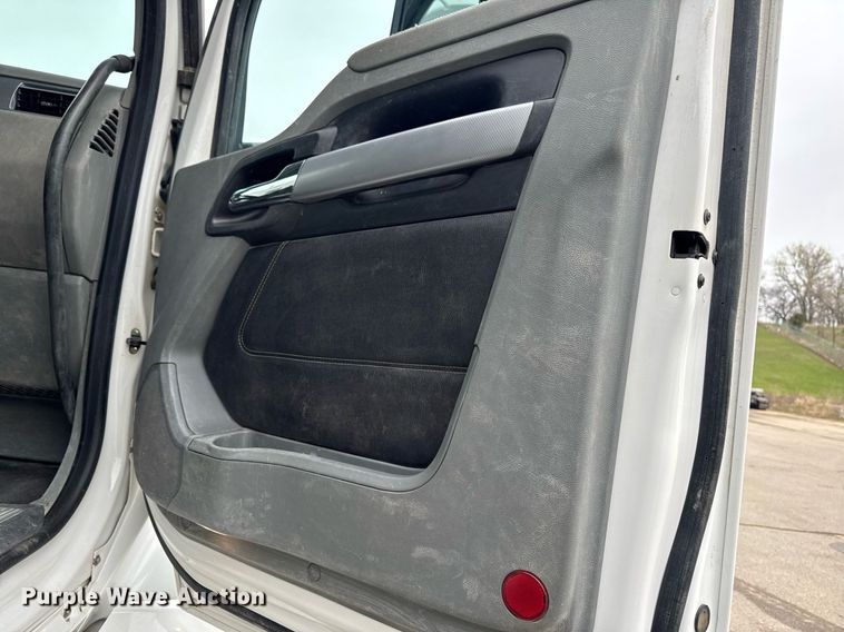 image for item DT0713 2021 Kenworth T880 hydrovac truck