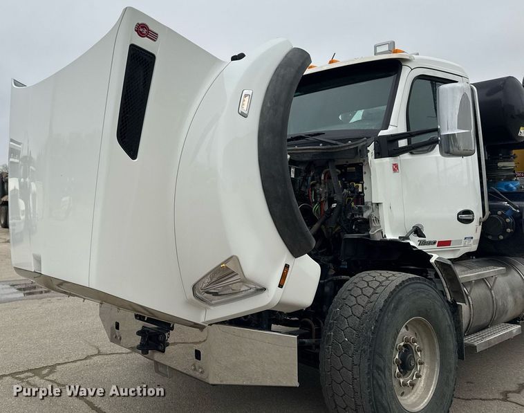 image for item DT0713 2021 Kenworth T880 hydrovac truck