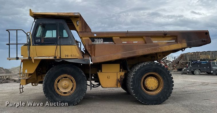 image for item DT0740 1997 Caterpillar 769D haul truck