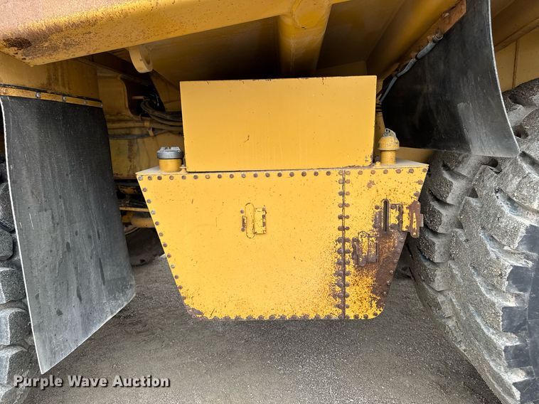 image for item DT0740 1997 Caterpillar 769D haul truck