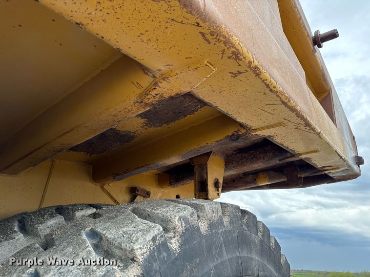 image for item DT0740 1997 Caterpillar 769D haul truck