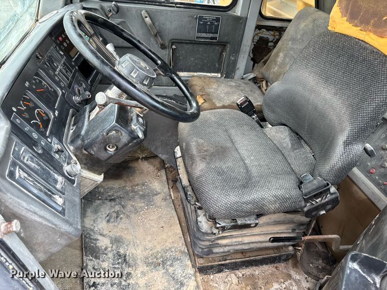 image for item DT0740 1997 Caterpillar 769D haul truck