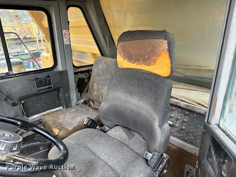 image for item DT0740 1997 Caterpillar 769D haul truck