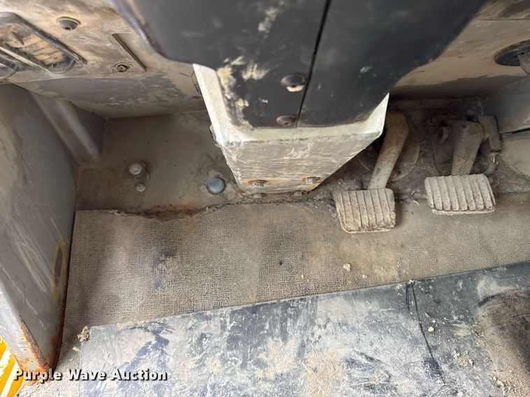 image for item DT0740 1997 Caterpillar 769D haul truck