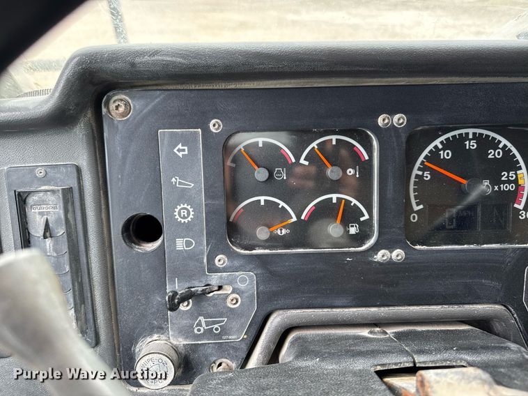 image for item DT0740 1997 Caterpillar 769D haul truck