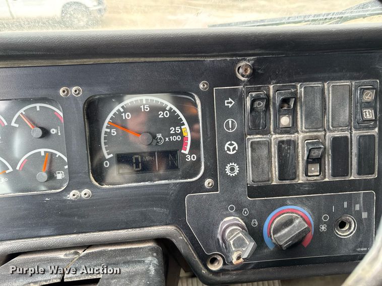 image for item DT0740 1997 Caterpillar 769D haul truck