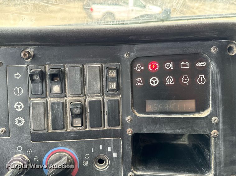 image for item DT0740 1997 Caterpillar 769D haul truck