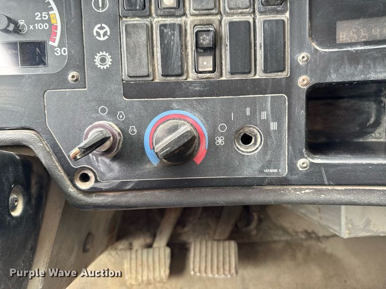 image for item DT0740 1997 Caterpillar 769D haul truck