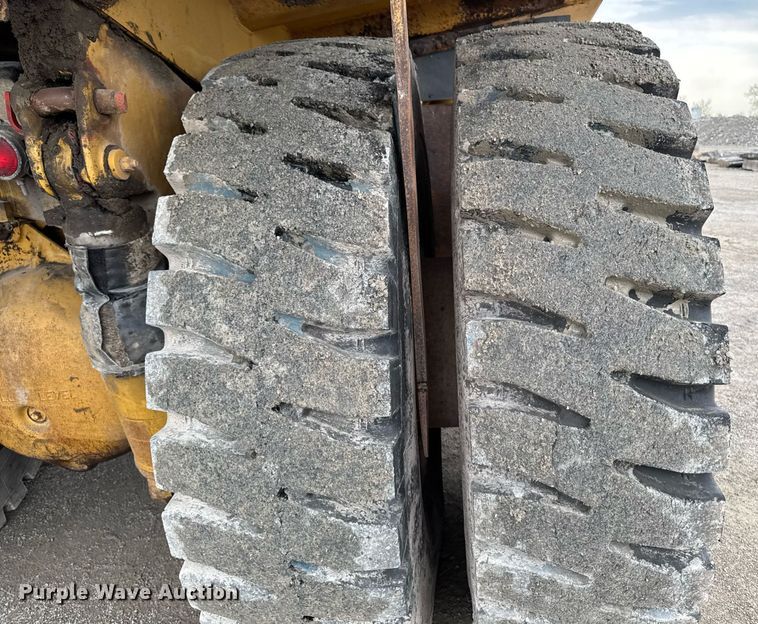 image for item DT0740 1997 Caterpillar 769D haul truck