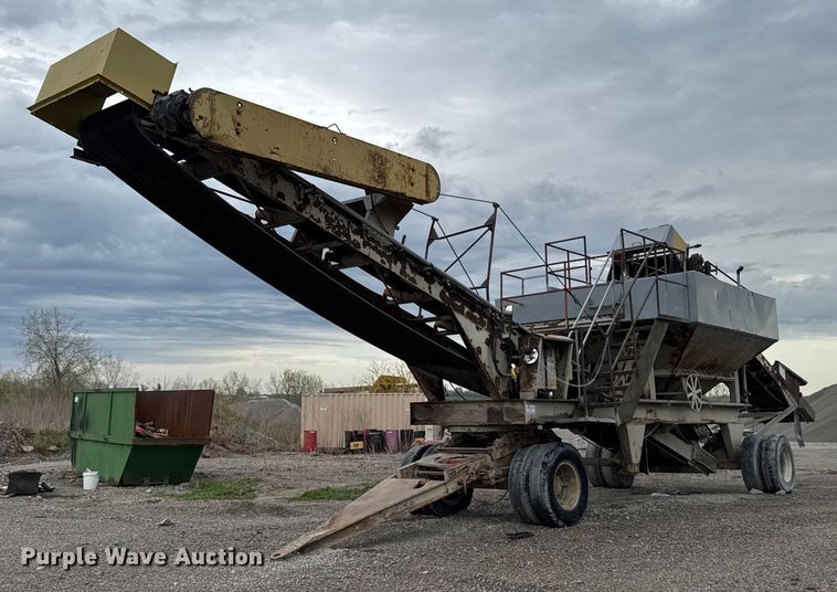 image for item DT0744 Vibrating surge bin