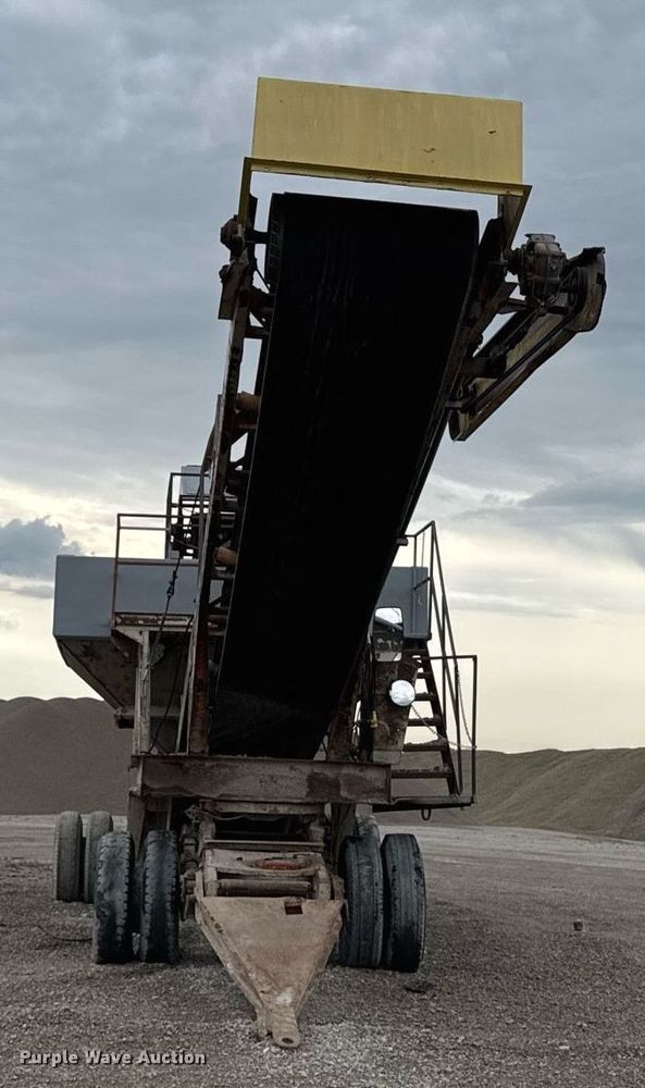 image for item DT0744 Vibrating surge bin