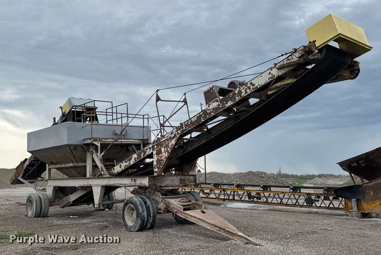 image for item DT0744 Vibrating surge bin