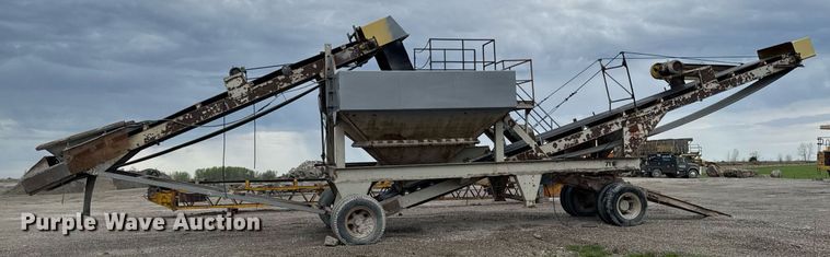 image for item DT0744 Vibrating surge bin