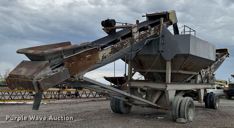 image for item DT0744 Vibrating surge bin