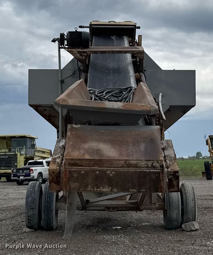 image for item DT0744 Vibrating surge bin