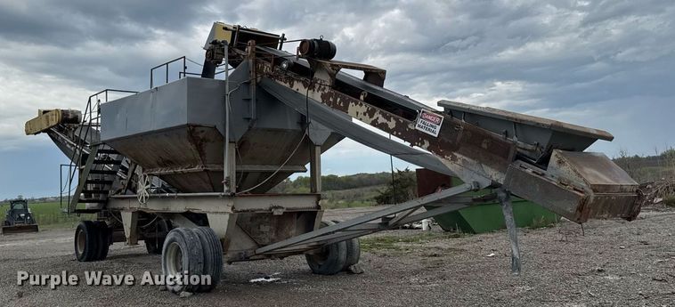 image for item DT0744 Vibrating surge bin