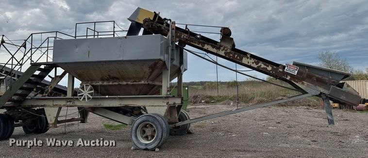 image for item DT0744 Vibrating surge bin