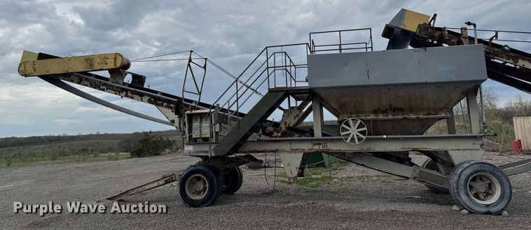 image for item DT0744 Vibrating surge bin