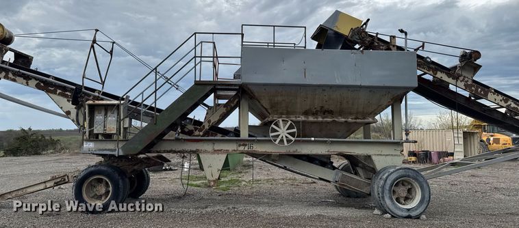 image for item DT0744 Vibrating surge bin