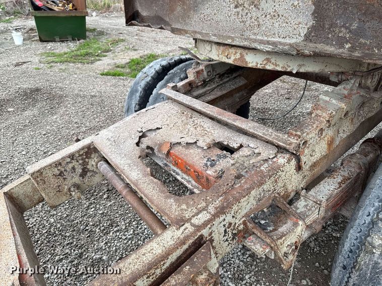 image for item DT0744 Vibrating surge bin